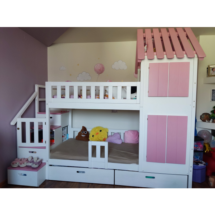 łóżko piętrowe ze schodami i różowym dachem
